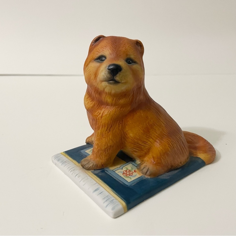 Vtg 1988 Franklin Mint Chow Chow Puppy Dog Figurine Sitting on Blue Rug